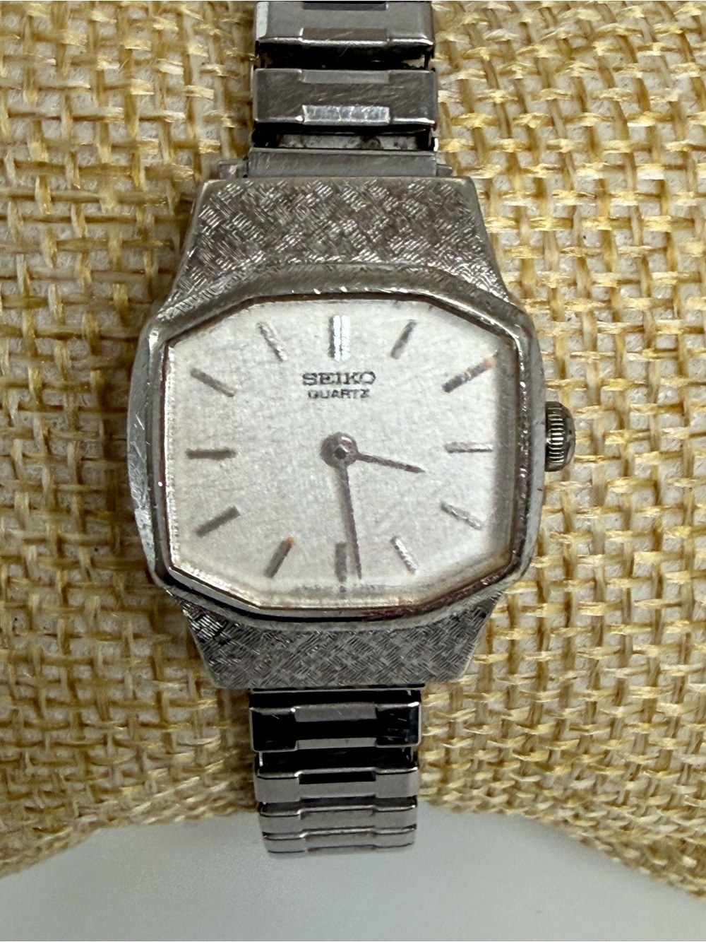 vintage Seiko quartz watch 4700 5109 70s tonneau case textured expansion band
